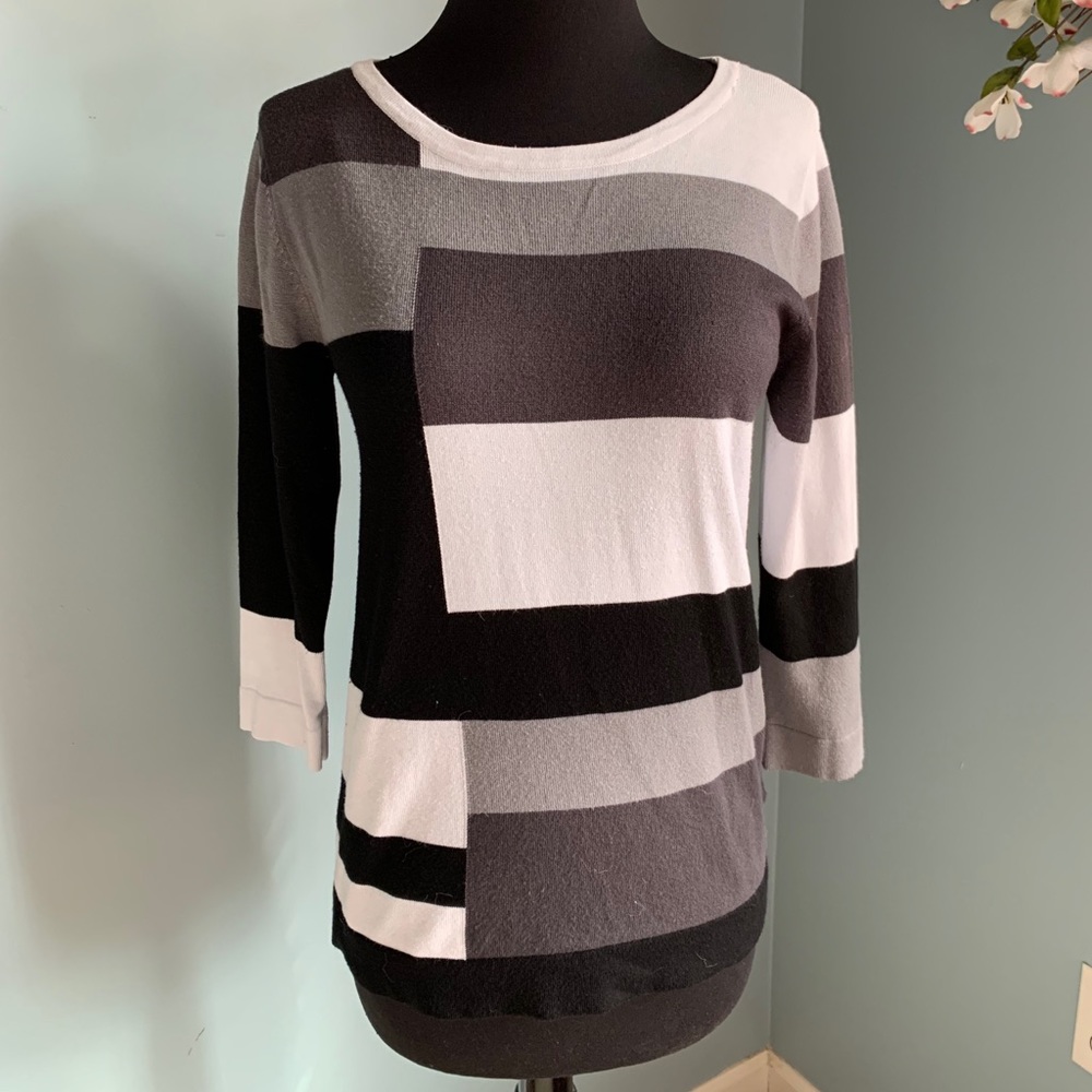 Black/white/gray sweater